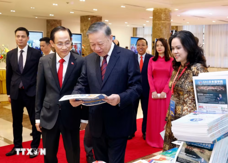 Tổng Bí thư, Chủ tịch nước Tô Lâm xem một số hình ảnh đối ngoại bên lề hội nghị. Ảnh: Thống Nhất/TTXVN