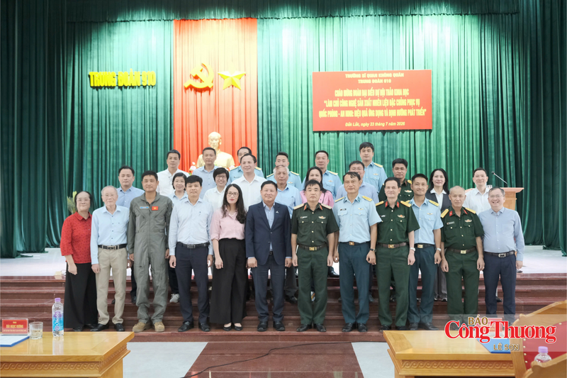 Các đại biểu chụp ảnh lưu niệm tại Trung đoàn 910.