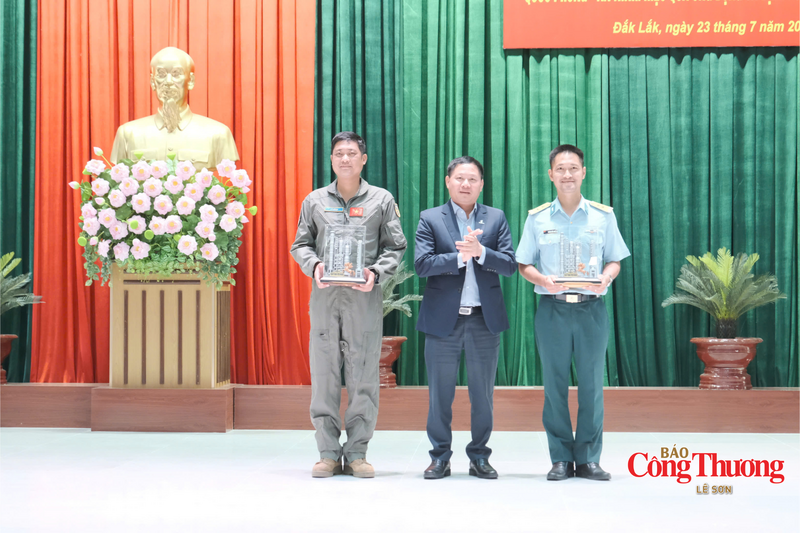 Ông Bùi Ngọc Dương, Chủ tịch HĐQT Tổng Công ty Lọc hóa dầu Việt Nam tặng quà lưu niệm cho Trường Sĩ quan Không quân và Trung đoàn 910.