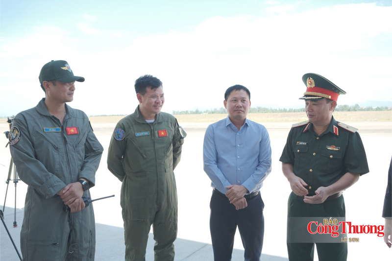 Các đại biểu tham quan tại Trung đoàn 910, Trường Sĩ quan Không quân.