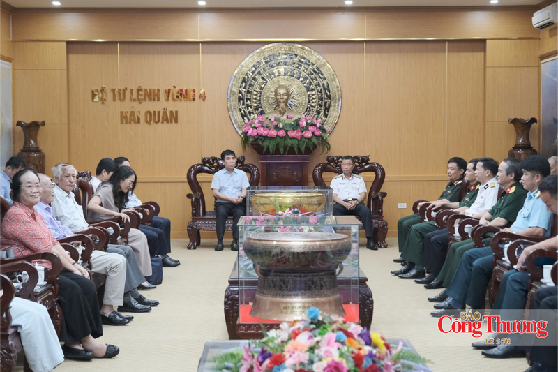 Đoàn công tác của Tổng Công ty Lọc hóa dầu Việt Nam (BSR) tham quan, làm việc tại Bộ Tư lệnh Vùng 4 Hải quân.