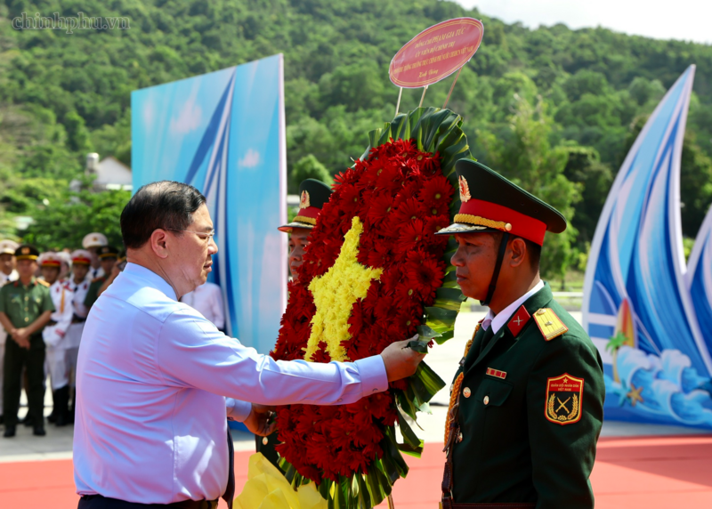Phó Thủ tướng Thường trực Phạm Gia Túc và đoàn công tác dâng hoa tưởng niệm Chủ tịch Hồ Chí Minh tại Quảng trường Hồ Chí Minh, Đặc khu Phú Quốc - Ảnh: VGP/Phương Nguyên