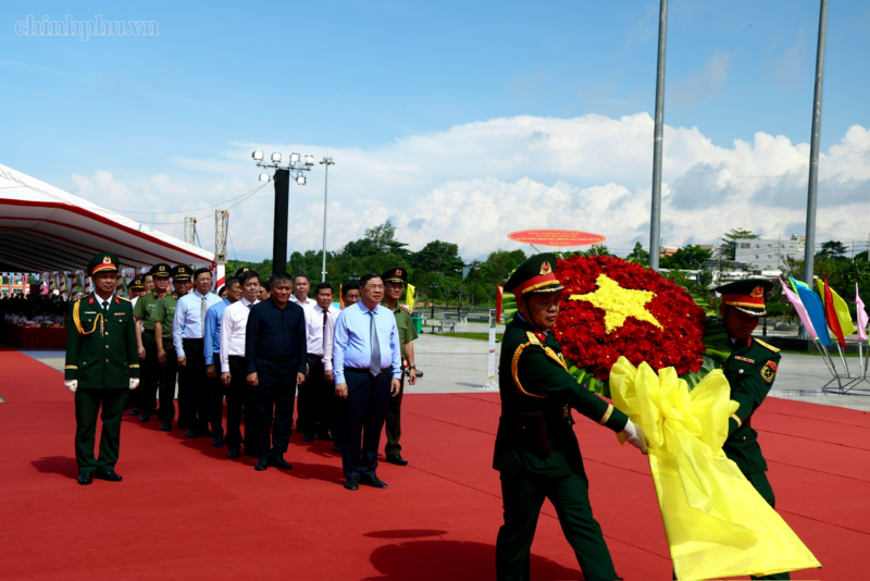 Phó Thủ tướng Thường trực Phạm Gia Túc và đoàn công tác dâng hoa tưởng niệm Chủ tịch Hồ Chí Minh tại Quảng trường Hồ Chí Minh, Đặc khu Phú Quốc - Ảnh: VGP/Phương Nguyên