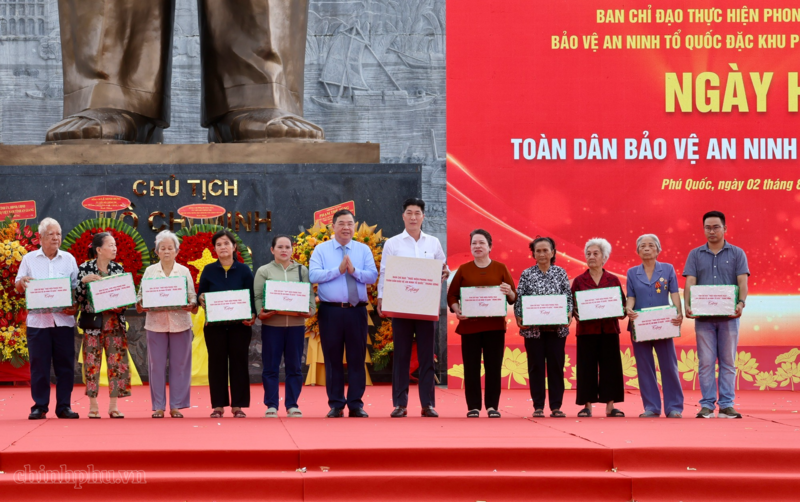 Phó Thủ tướng Thường trực Phạm Gia Túc trao quà cho các gia đình khó khăn tại Đặc khu Phú Quốc - Ảnh: VGP/Phương Nguyên