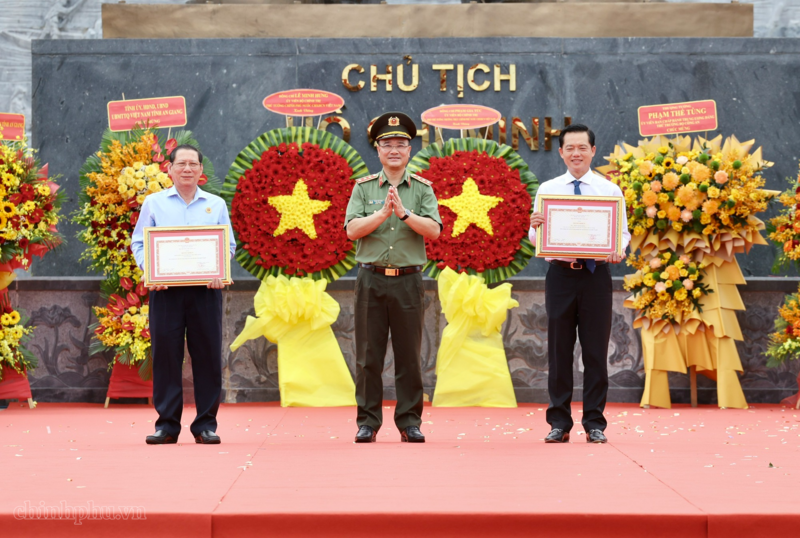 Thượng tướng Phạm Thế Tùng, Thứ trưởng Bộ Công an trao Bằng khen của Bộ trưởng Bộ Công an cho Ủy ban nhân dân Đặc khu Phú Quốc vì thành tích trong thực hiện phong trào Toàn dân bảo vệ an ninh Tổ quốc - Ảnh: VGP/Phương Nguyên