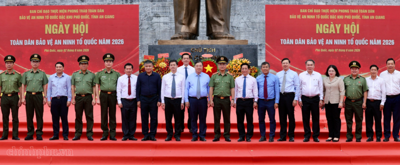 Phó Thủ tướng Thường trực Phạm Gia Túc và các đại biểu trung ương, địa phương dự Ngày hội toàn dân bảo vệ an ninh Tổ quốc tại Đặc khu Phú Quốc - Ảnh: VGP/Phương Nguyên