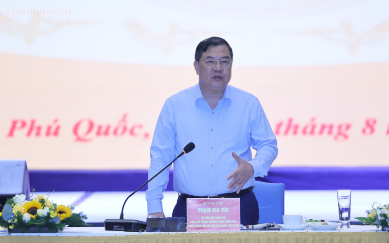 Phát biểu kết luận cuộc làm việc, Phó Thủ tướng Thường trực Phạm Gia Túc nhấn mạnh việc triển khai các dự án, công trình hạ tầng phục vụ APEC 2027 tại Phú Quốc là nhiệm vụ rất quan trọng, cấp bách - Ảnh: VGP/Phương Nguyên