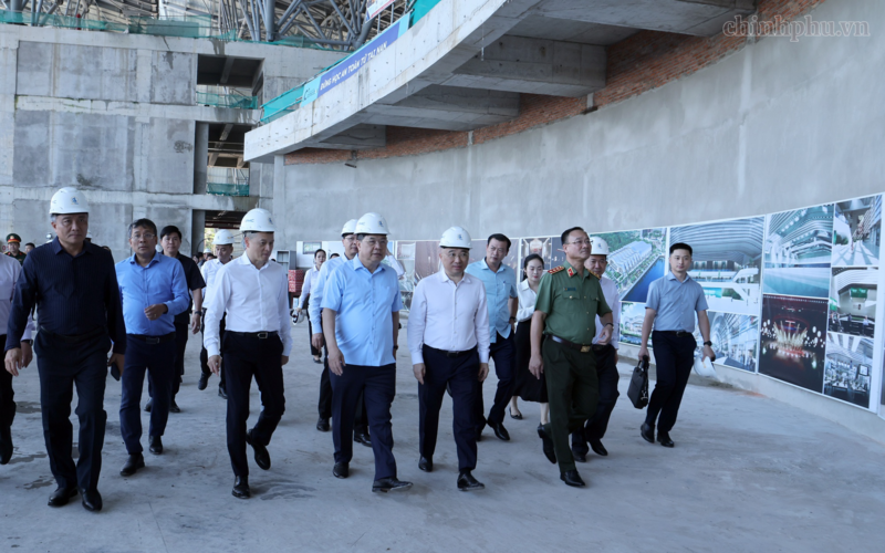 Trước cuộc làm việc, sáng 2/8, Phó Thủ tướng Thường trực cùng đoàn công tác kiểm tra thực tế một số công trình, dự án trọng điểm, trong đó có khu vực nhà ga sân bay Phú Quốc - Ảnh: VGP/Phương Nguyên