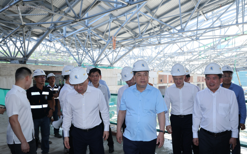 Phó Thủ tướng Thường trực Chính phủ Phạm Gia Túc kiểm tra tiến độ dự án Trung tâm tổ chức Hội nghị APEC - Ảnh: VGP/Phương Nguyên