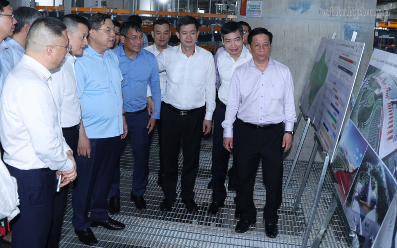 Phó Thủ tướng Thường trực Chính phủ Phạm Gia Túc nghe báo cáo về tiến độ dự án Trung tâm tổ chức Hội nghị APEC - Ảnh: VGP/Phương Nguyên