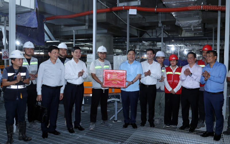 Phó Thủ tướng Thường trực Chính phủ Phạm Gia Túc tặng quà cán bộ, kỹ sư, người lao động đang thi công dự án Trung tâm tổ chức Hội nghị APEC - Ảnh: VGP/Phương Nguyên