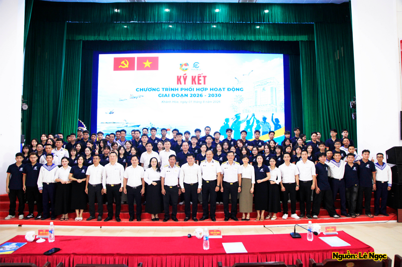 Đoàn công tác chụp ảnh lưu niệm cùng cán bộ, chiến sĩ.