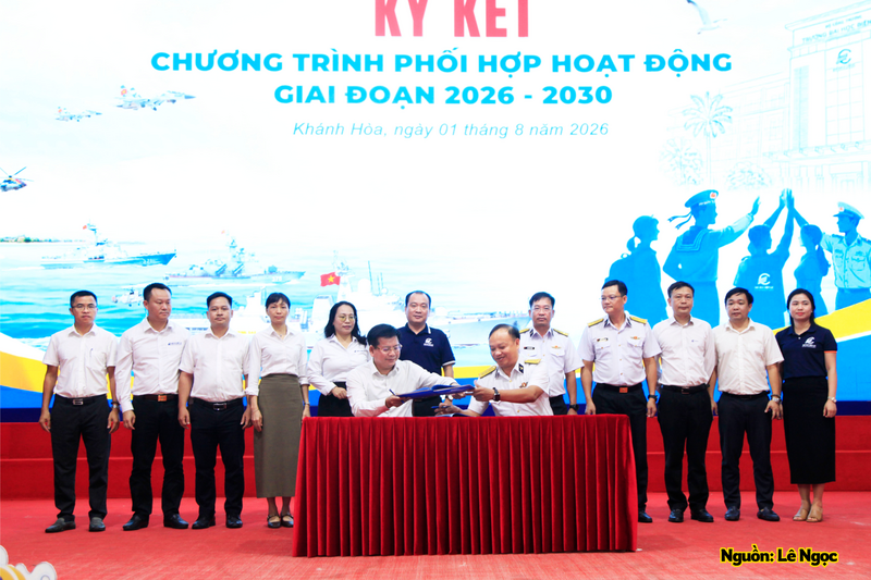 Thượng tá Trần Văn Vương, Lữ đoàn trưởng và Phó giáo sư, Tiến sĩ Đinh Văn Châu ký kết phối hợp hoạt động.