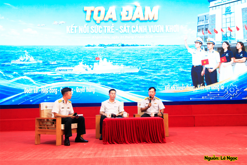 Đại tá Mai Văn Doanh, Bí thư Đảng ủy, Chính ủy Lữ đoàn 162 và Phó giáo sư, Tiến sĩ Nguyễn Lê Cường, Phó Hiệu trưởng Trường Đại học Điện lực tọa đàm.