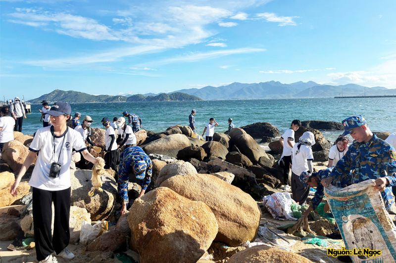 Hoạt động chung tay làm sạch biển.