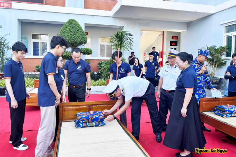 Chỉ huy Lữ đoàn cùng các giảng viên chấm điểm phần thi gấp nội vụ.