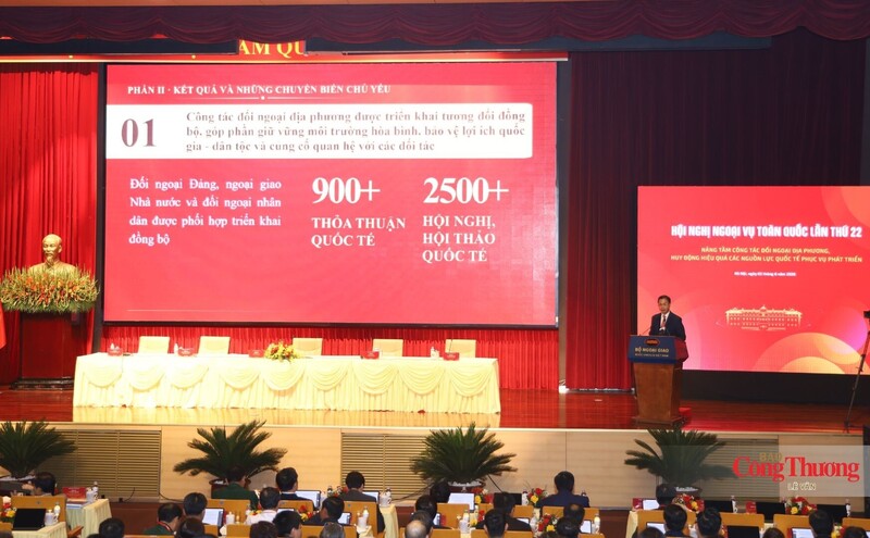 Thứ trưởng Bộ Ngoại giao Ngô Lê Văn trình bày báo cáo trung tâm về triển khai công tác đối ngoại địa phương.