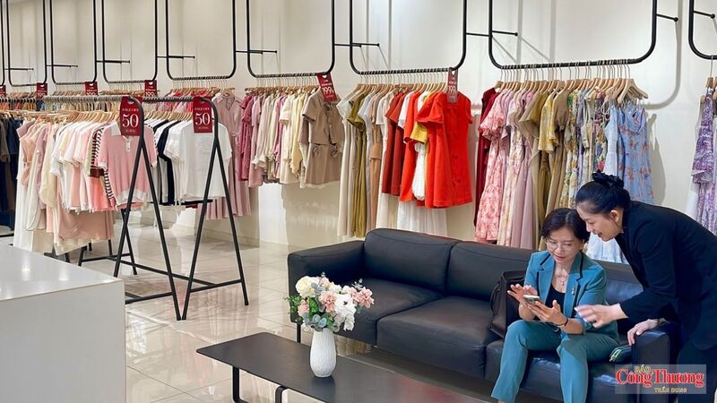 Nhiều thương hiệu thời trang giảm giá đến 50% kết hợp tặng voucher, thu hút khách hàng mua sắm các mẫu đầm, váy và sơ mi cho mùa du lịch hè.