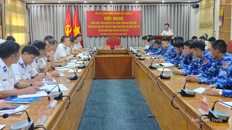 Đại tá Lê Huy, Bí thư Đảng ủy, Chính ủy Vùng Cảnh sát biển 2 quán triệt, giao nhiệm vụ cho các Tổ công tác tham gia thực hiện “Chiến dịch 500 ngày đêm đẩy mạnh thực hiện tìm kiếm, quy tập và xác định danh tính hài cốt liệt sĩ”