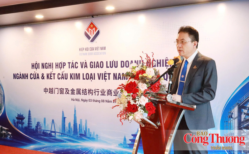 Ông Ngô Quốc Huân, Chủ tịch Hiệp hội Cửa Việt Nam phát biểu tại hội nghị.