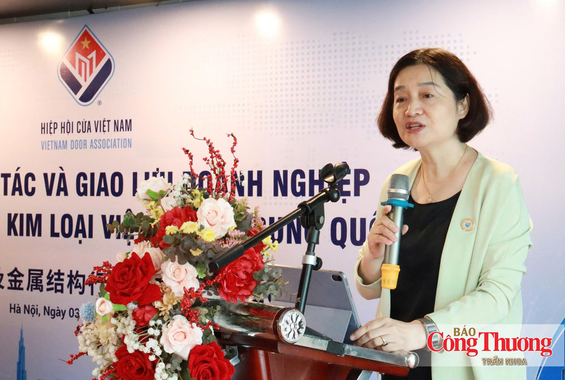 Bà Bạch Bảo Bình, Phó Chủ tịch kiêm Trưởng đoàn Hiệp hội Kết cấu Kim loại Xây dựng Trung Quốc phát biểu tại hội nghị.