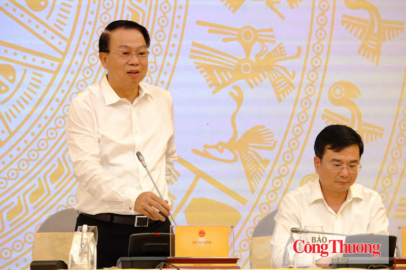 Thứ trưởng Bộ Tài chính Nguyễn Đức Chi trả lời tại họp báo. Ảnh: Lê An