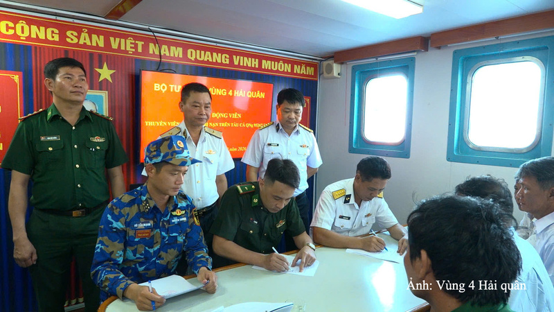 Đại diện các lực lượng làm thủ tục bàn giao 33 ngư dân gặp nạn trên biển theo quy định.