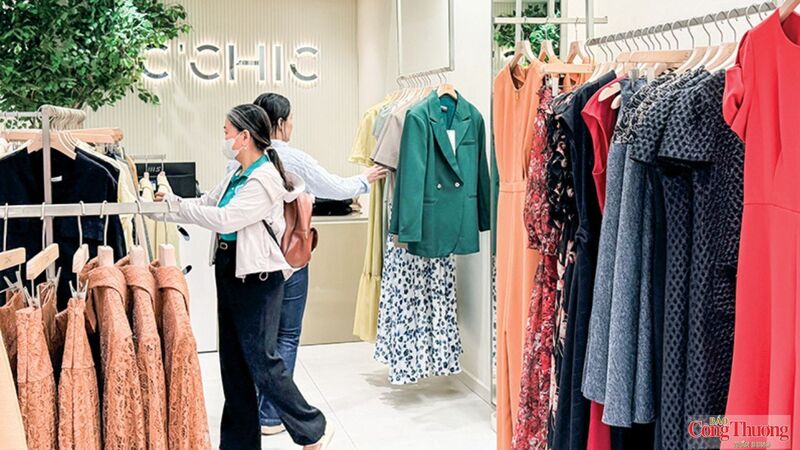 Nhiều cửa hàng thời trang tại Cần Thơ đông khách dịp cuối tuần khi các chương trình giảm giá cuối mùa được triển khai.