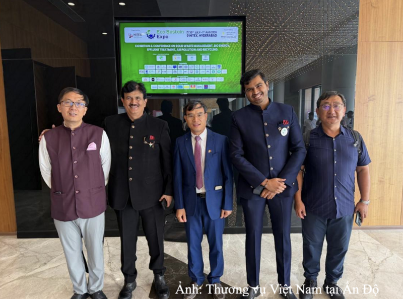 Lãnh đạo Global India Business Forum cùng đại diện các cơ quan ngoại giao tham dự diễn đàn.