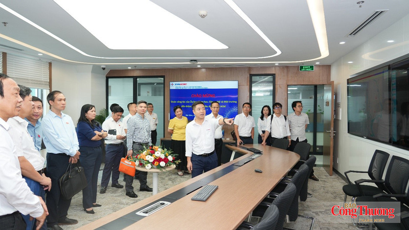 Đoàn công tác khảo sát thực tế tại Trung tâm Điều độ Hệ thống Điện TP. Hồ Chí Minh.