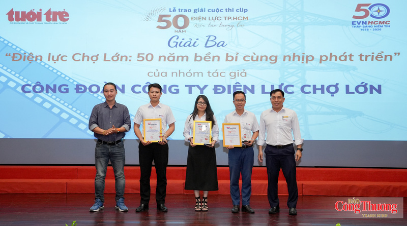 Ban Tổ chức trao 3 giải Ba cho các nhám tác giả đoạt giải tịa buổi lễ.