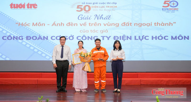 Ban Tổ chức trao giải Nhất clip “Hóc Môn - ánh điện về trên vùng đất ngoại thành” của nhóm tác giả Công đoàn cơ sở Công ty Điện lực Hóc Môn.