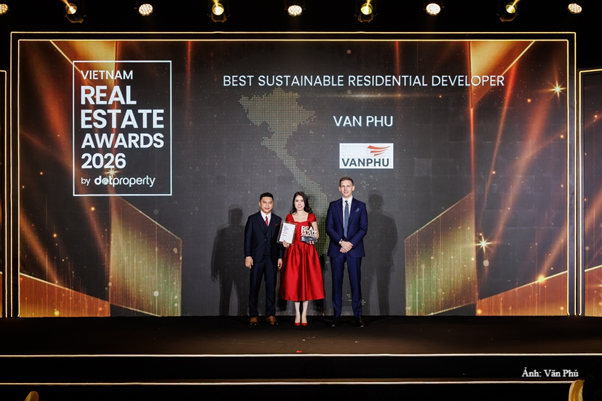 Đại diện Văn Phú nhận giải thưởng “Nhà phát triển BĐS nhà ở phát triển bền vững tốt nhất Việt Nam 2026”.