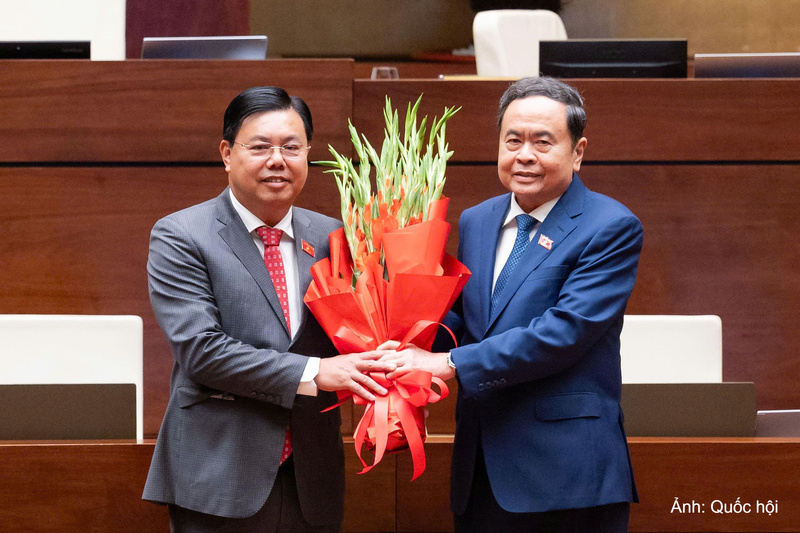 Chủ tịch Quốc hội Trần Thanh Mẫn tặng hoa chúc mừng Bộ trưởng Bộ Nội vụ Nguyễn Tiến Hải.