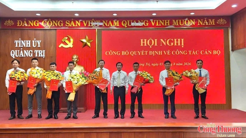 Bí thư Tỉnh uỷ Quảng Trị trao quyết định điều động, bổ nhiệm công tác và tặng hoa chúc mừng các đồng chí được bố trí vị trí công tác mới