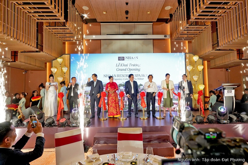 Đại diện chủ đầu tư, Hilton và khách mời thực hiện nghi thức khai trương.