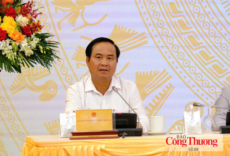 Thứ trưởng Bộ Nông nghiệp và Môi trường Võ Văn Hưng tại họp báo.
