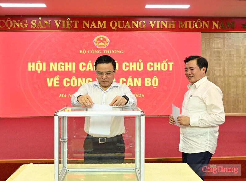 Bộ trưởng Lê Mạnh Hùng, Thứ trưởng Nguyễn Sinh Nhật Tân thực hiện ghi phiếu giới thiệu nhân sự. Ảnh: Cấn Dũng