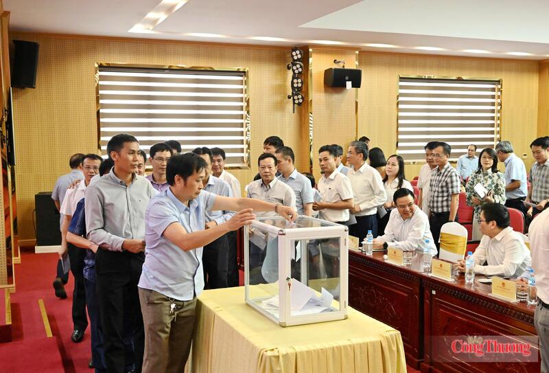 Lãnh đạo các đơn vị trực thuộc Bộ Công Thương thực hiện ghi phiếu giới thiệu nhân sự. Ảnh: Cấn Dũng