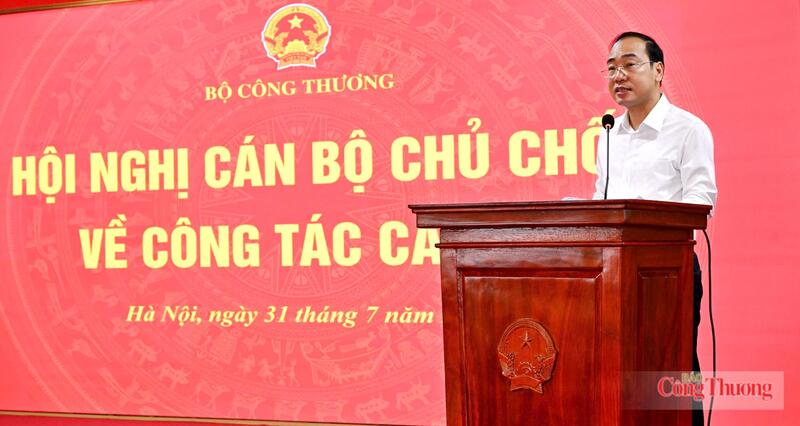 Vụ trưởng Vụ Tổ chức cán bộ Trần Quang Huy báo cáo tại hội nghị. Ảnh: Cấn Dũng