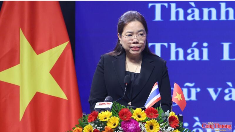 Bà Wiraka Moodhitaporn, Tổng Lãnh sự Thái Lan tại TP. Hồ Chí Minh, phát biểu tại buổi họp mặt.