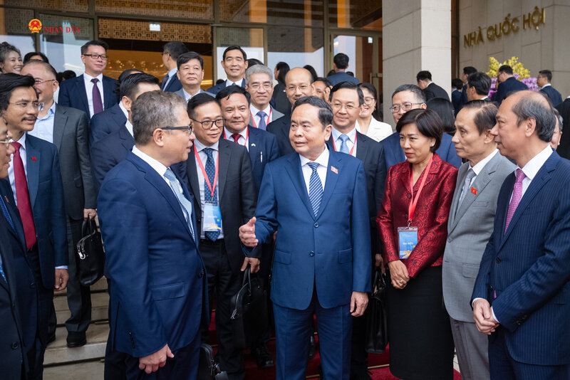 Chủ tịch Quốc hội Trần Thanh Mẫn và các đại biểu trao đổi bên lề cuộc làm việc.