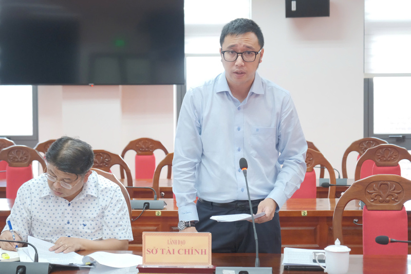 Ông Nguyễn Trần Nhật Huy, Phó Giám đốc Sở Tài chính tỉnh Lâm Đồng báo cáo tình hình phát triển kinh tế, xã hội tháng 7 năm 2026 và các giải pháp hướng tới hoàn thành kế hoạch năm 2026 trên địa bàn tỉnh Lâm Đồng.