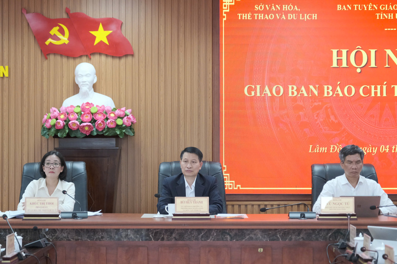 Các đại biểu chủ trì hội nghị.