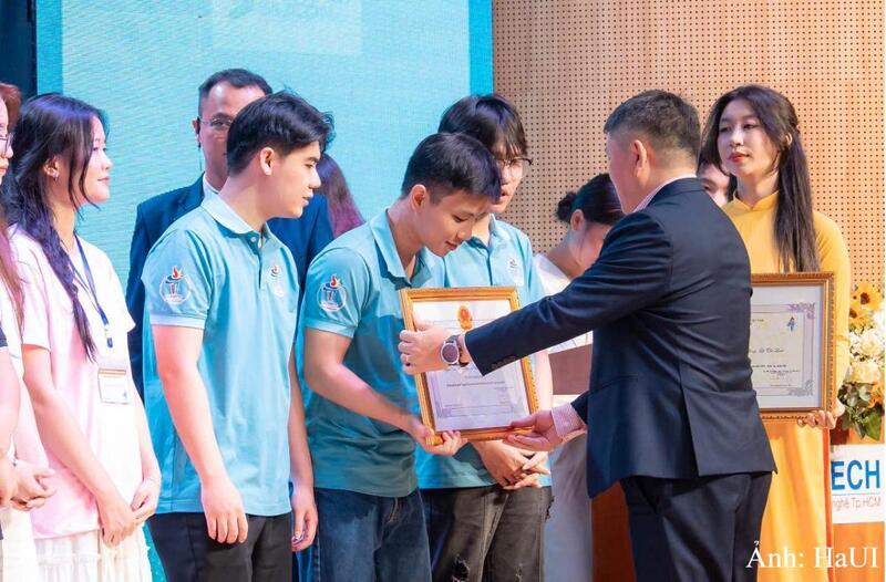 Olympic AI khiến Tùng nhận ra mình không hề lép vế so với các bạn cùng trang lứa