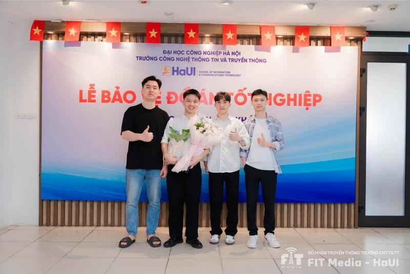 Phạm Văn Tùng cùng các bạn trong buổi bảo vệ đồ án tốt nghiệp