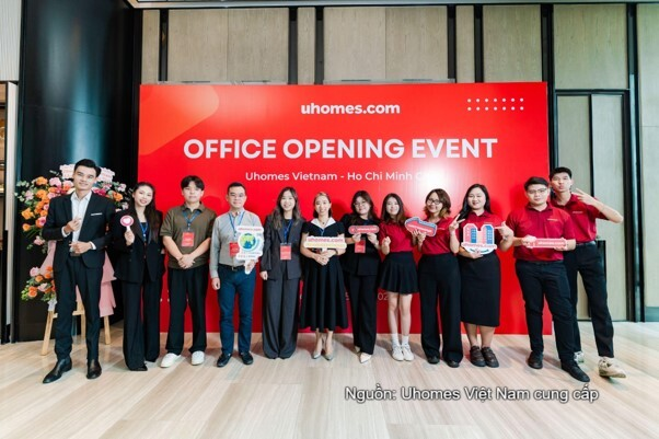Đội ngũ Uhomes Việt Nam tại lễ ra mắt văn phòng mới ở TP.HCM