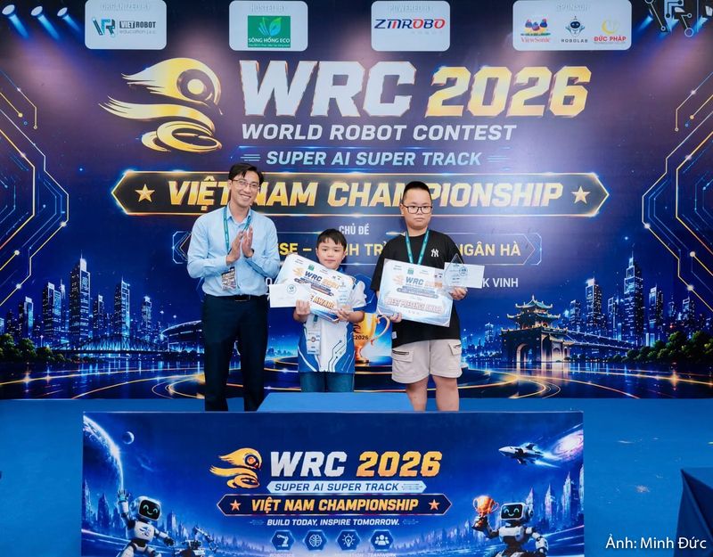 Em Lê Huy Thế Vinh (áo đen bên phải) được lựa chọn vào Đội tuyển Việt Nam tham dự Vòng chung kết quốc tế World Robot Contest (WRC) 2026 tại Bắc Kinh (Trung Quốc).