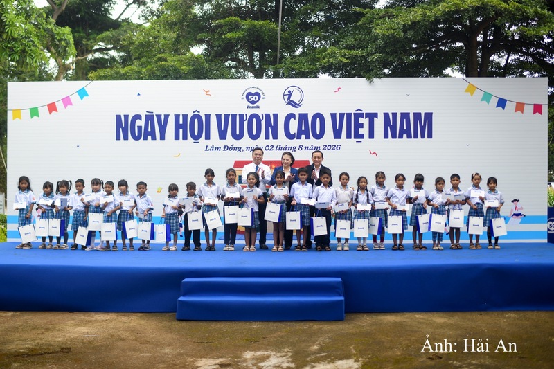 Từ trái sang: ông Đinh Tiến Hải - Giám đốc Quỹ Bảo trợ Trẻ em Việt Nam; bà Nguyễn Thị Kim Ngân - nguyên Ủy viên Bộ Chính trị, nguyên Chủ tịch Quốc hội, nguyên Chủ tịch Quỹ sữa Vươn cao Việt Nam và ông Nguyễn Văn Hoàng, Bí thư Đảng ủy xã Hiệp Thạnh trao tặng những phần học bổng Vinamilk đến cho các em học sinh Trường Tiểu học An Hiệp
