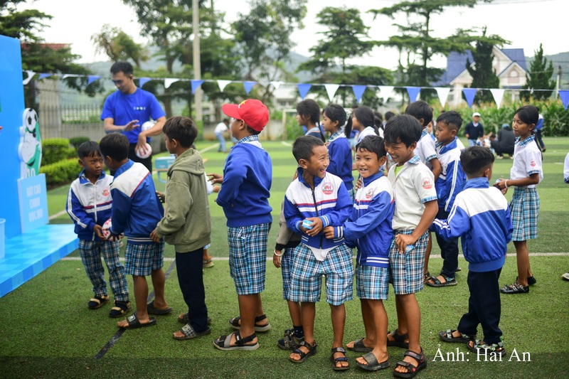 Các bé hào hứng tham gia các trò chơi vận động, tìm hiểu kiến thức bổ ích trong khuôn viên ngày hội